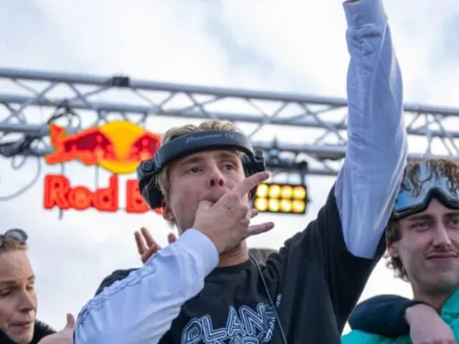 DJ und Gäste feiern