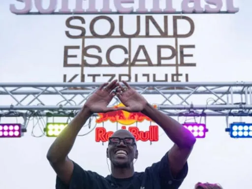 DJ auf der Bühne beim Sound Escape